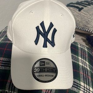 Yankees hat new. Small-medium size